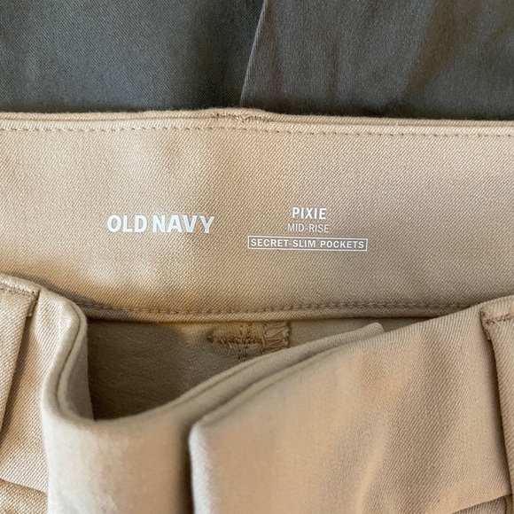 Old navy women’s khakis - Picture 3 of 4